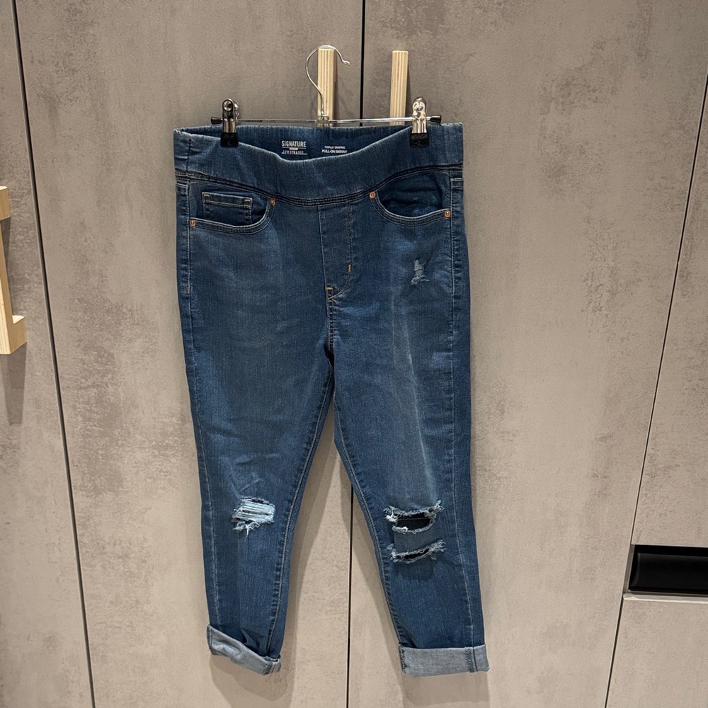 Signature by Levi Strauss Women's Blue Distressed Jeggings